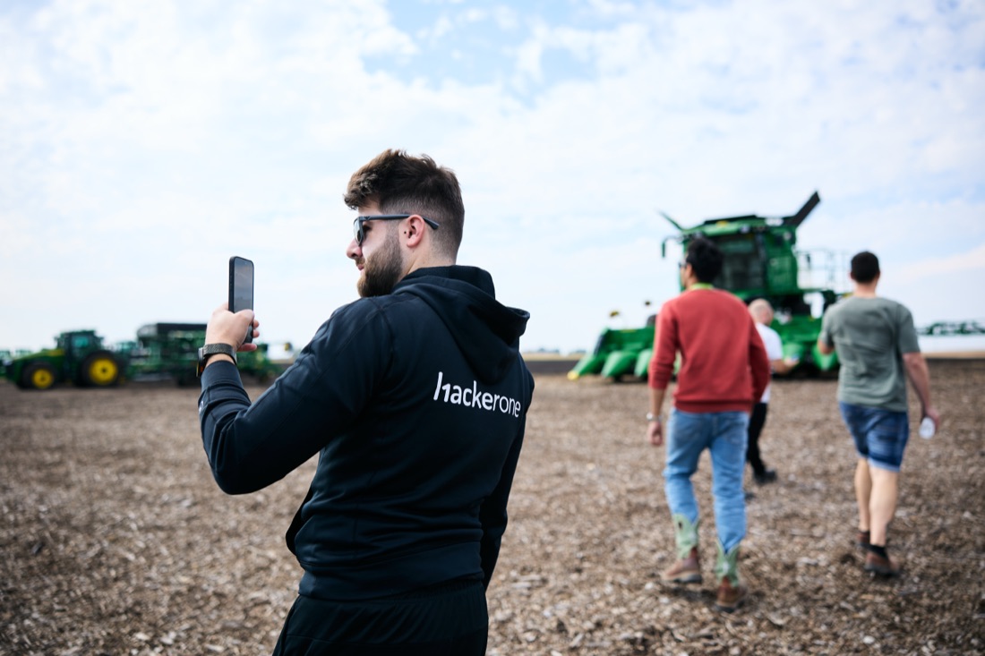 Javier Corral fotografiando maquinaria agrícola durante un evento de hacking