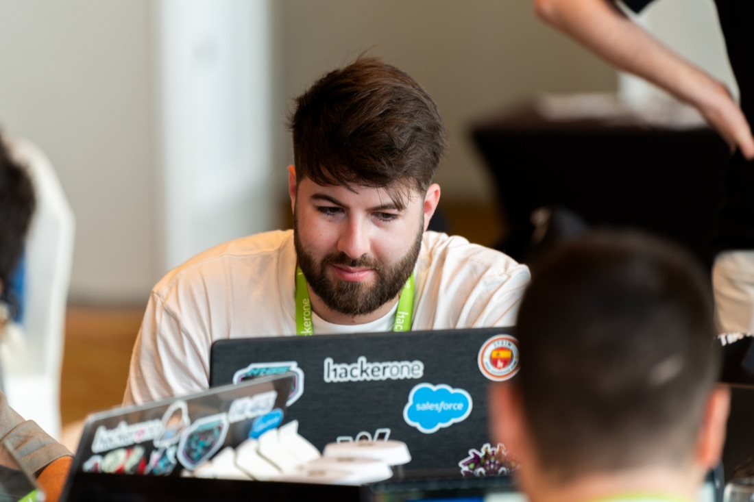 Javier Corral durante un live hacking event