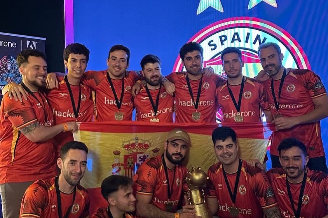 El equipo español de hackers posando con el trofeo de la Hacker World Cup